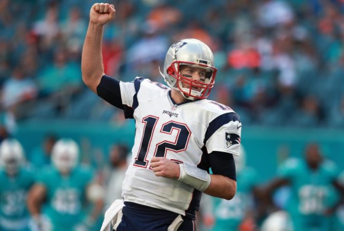 TDActu's tweet image. Tom Brady est le numéro 1 du Top 100 NFL dlvr.it/PQMmfR