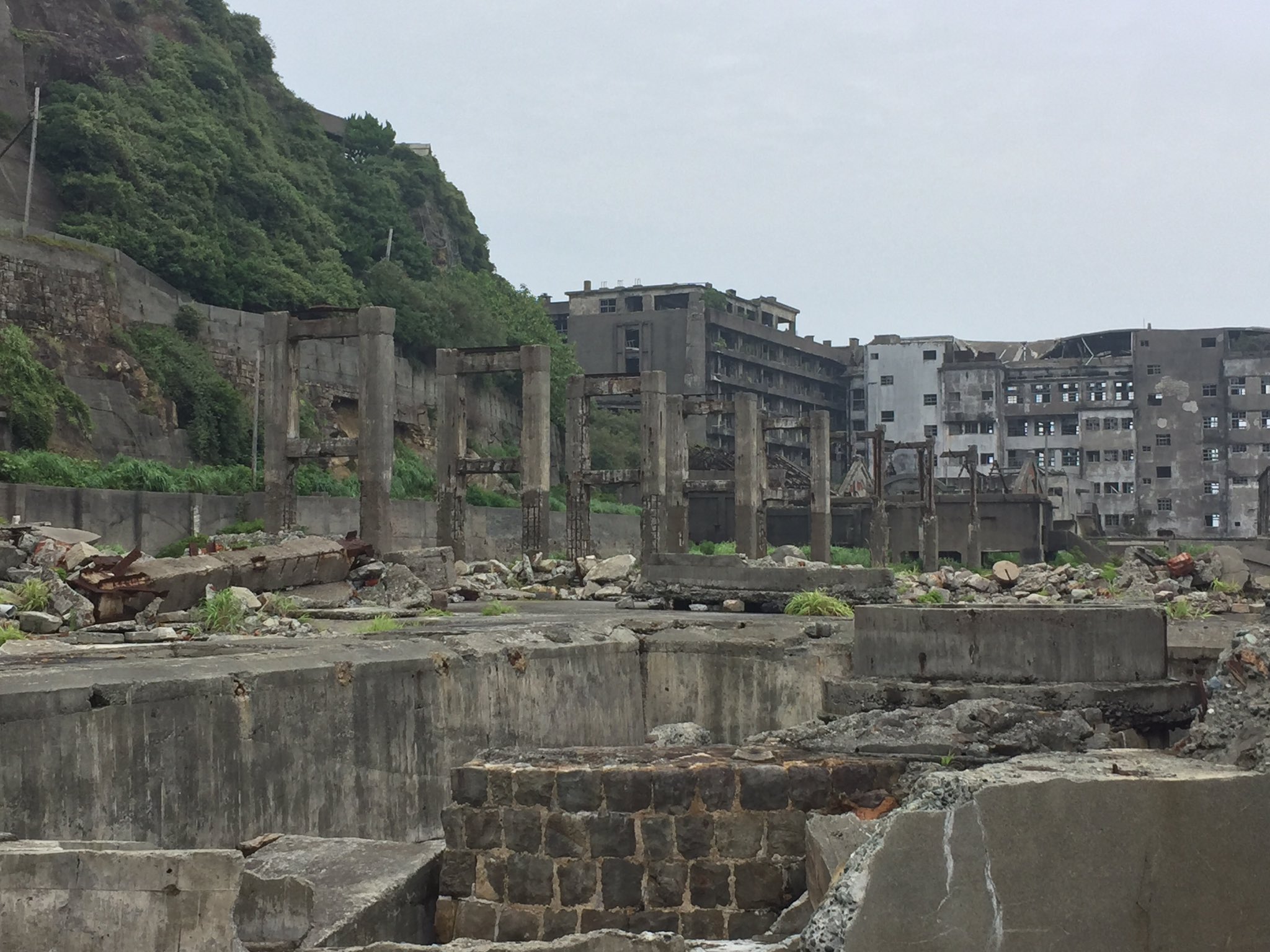 でこっぱち 軍艦島 進撃の巨人 ００７スカイフォール のロケ地にもなったんだってー スタンプカードもらったw また来れたらいいな 長崎 軍艦島 進撃の巨人 ００７スカイフォール 軍艦島コンシェルジュ T Co Wz7bgikp4b Twitter