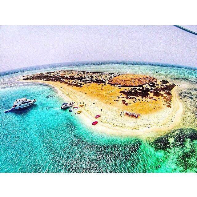 ياسر الحربي V تويتر جزيرة جبل الليث، 180 كم جنوب جدة، شيء يفوق الخيال، جميل جدًا، فيها شاطئ رملي جنوني، والمياه شبه شفافة لنظافتها.