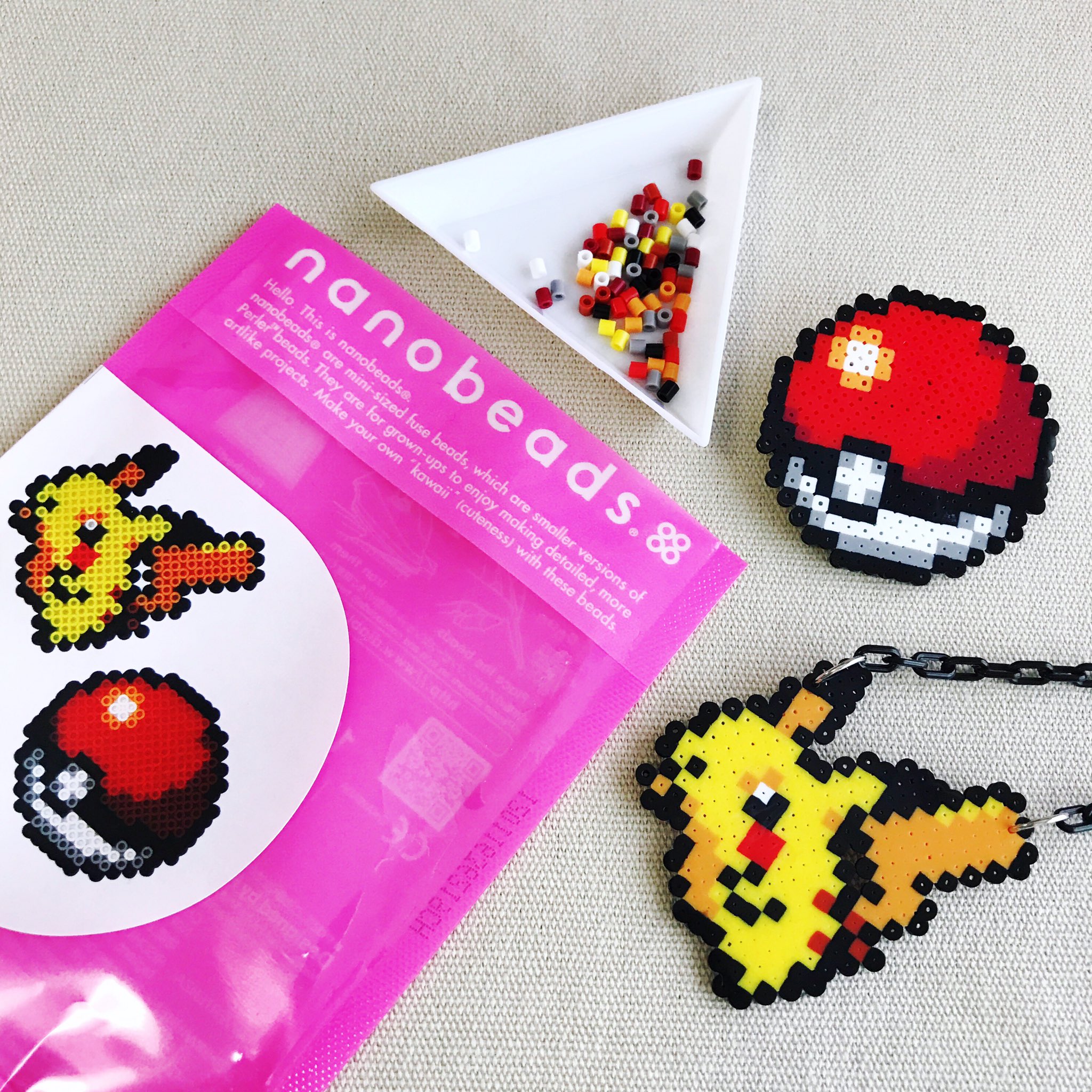 ヌン アイロンビーズ 小さいアイロンビーズのナノビーズのキットでアクセサリー作った 小さく作れるかわいいビーズ ナノビーズでモンスターボールのブローチ作ってみた おまけのピアス ぬんびりぶろぐ T Co Gxodo95zci