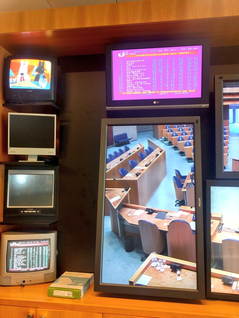 jurjenvvd's tweet photo. Ook de Tweede Kamer kan nog geen genoeg krijgen van kampioenschap @Feyenoord 😄 #nogsteedsgenieten https://t.co/CKhNO2bj6u
