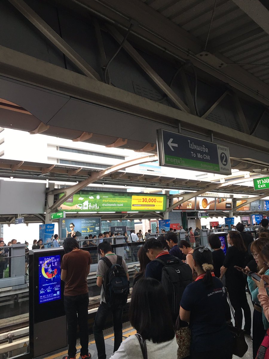 esyncTH's tweet image. @js100radio #BTS สถานีชิดลมมา 3 ขบวนก็ยังไม่ได้ขึ้น ตอนนี้รอมากกว่า 15 นาทีก็ยังไม่มีขบวนใหม่มาถึงค่ะ #ชิดลม #esync