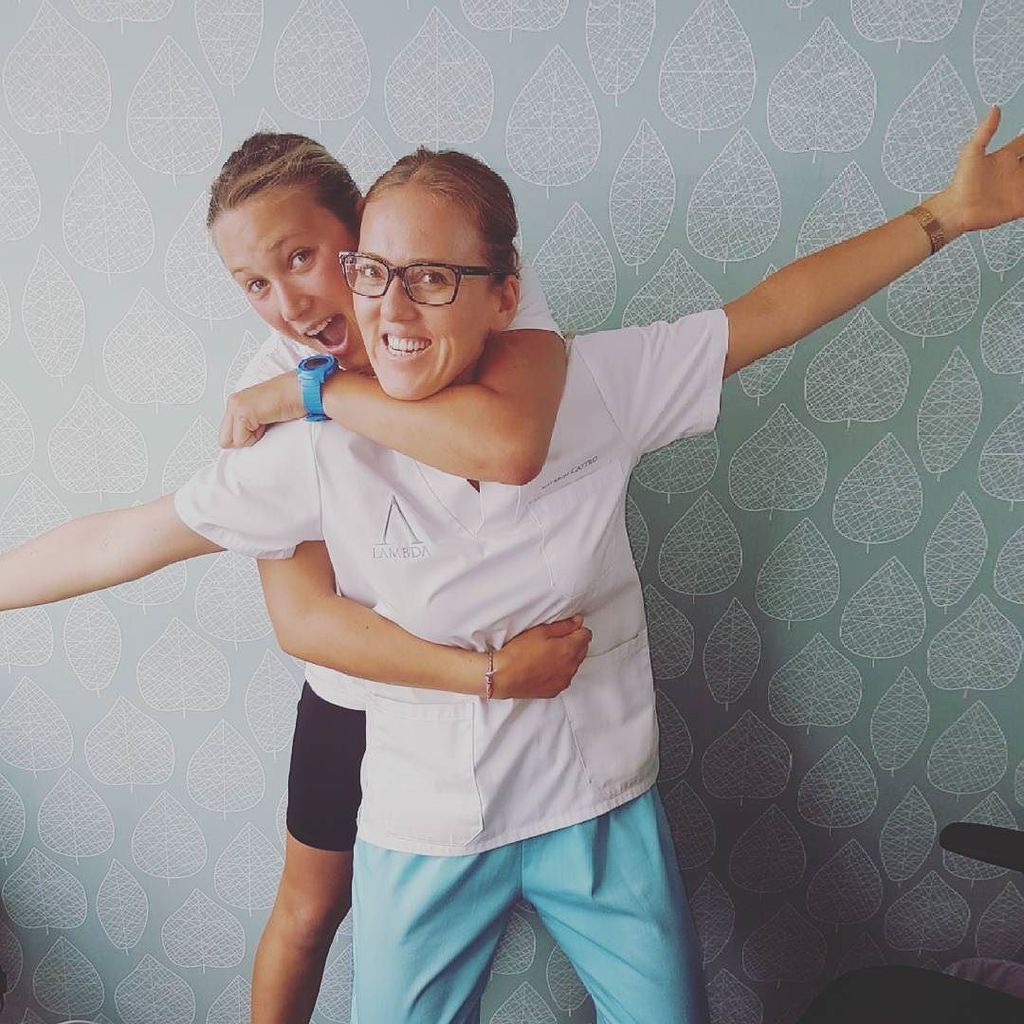 Lambdasalud's tweet photo. La niña se nos va a Chile 🏄 Mucha suerte campeona @alexandrarinder
No se sabe quién tortura a quién 😂
#physiother… https://t.co/ckuLR5MXg5 https://t.co/u5OTpM7dbk
