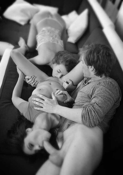 Mi novia y yo queremos novia. Interesadas manden md. Da RT para que llegue nuestra chica #Poliamor #FreeRol #SexRol