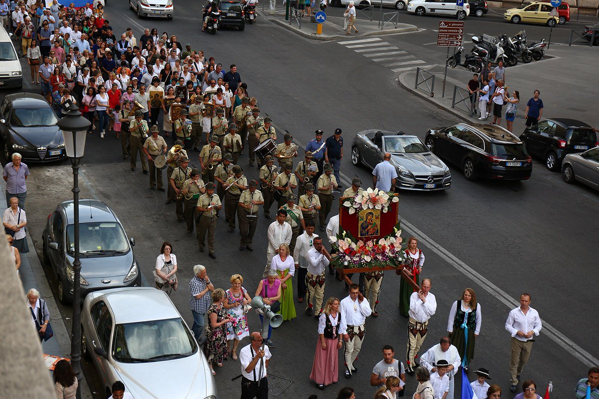 María, Nuestra Madre del Perpetuo Socorro, continúa hoy visitando a su pueblo.