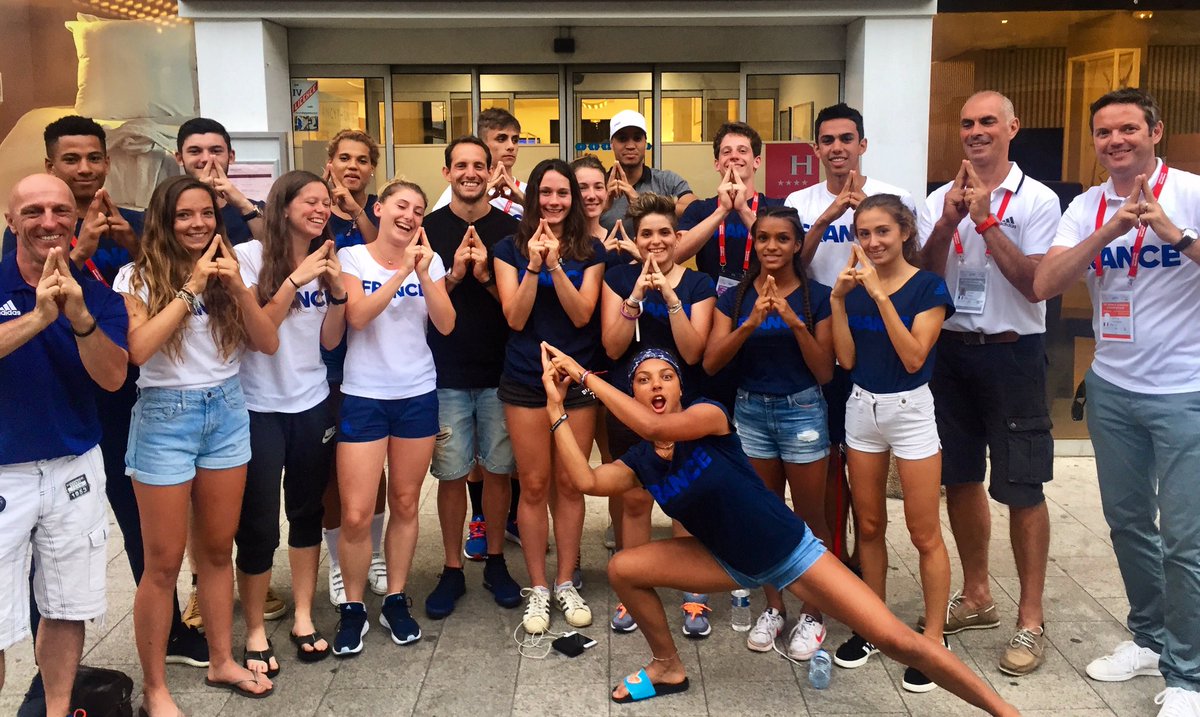 airlavillenie's tweet photo. Tres bon moment d'échange hier avec les jeunes de l'équipe de France des championnats du monde UNSS.
Bonne ambiance et bonne compétition 👌🏼 https://t.co/IDRLHrvBtu