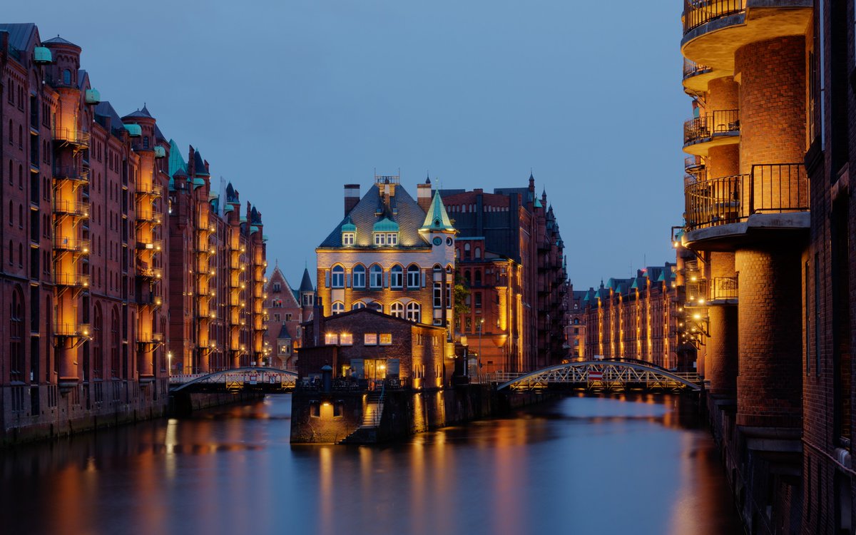 AISF + jDPG + Physics · Hamburg - fee = ? Stay tuned!
Wasserschloss, Speicherstadt: pic by Dietmar Rabich, CC-BY-SA-4.0.