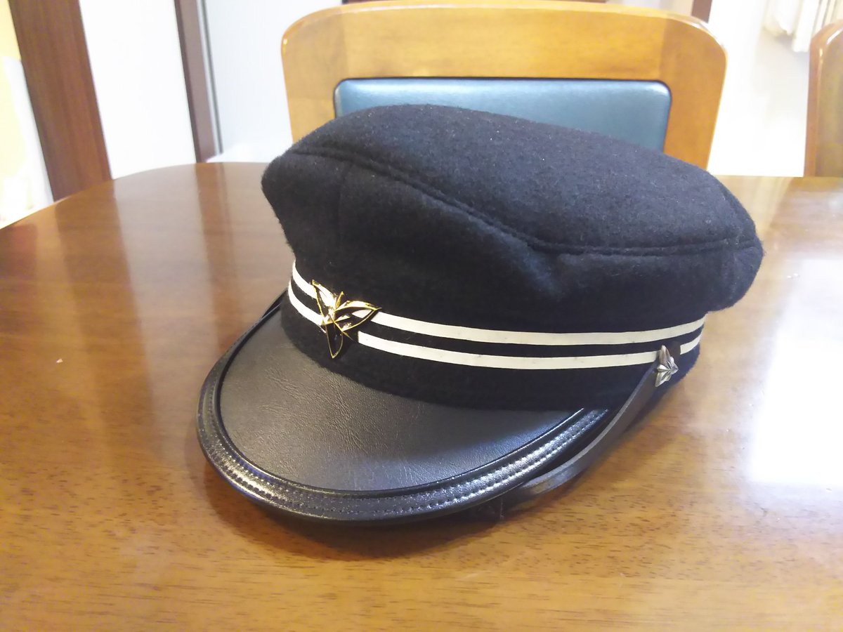 ハルカ 我が校の学帽 遂に入手 半世紀前に私服化され 制服の消えたこの高校の学帽をなんと新品で購入成功 帽子を一周する白線は旧制三中時代から旧制一高に倣って2本で 往時は先輩達のプライドの源であったとか 入手にあたり 高9期のk先輩には