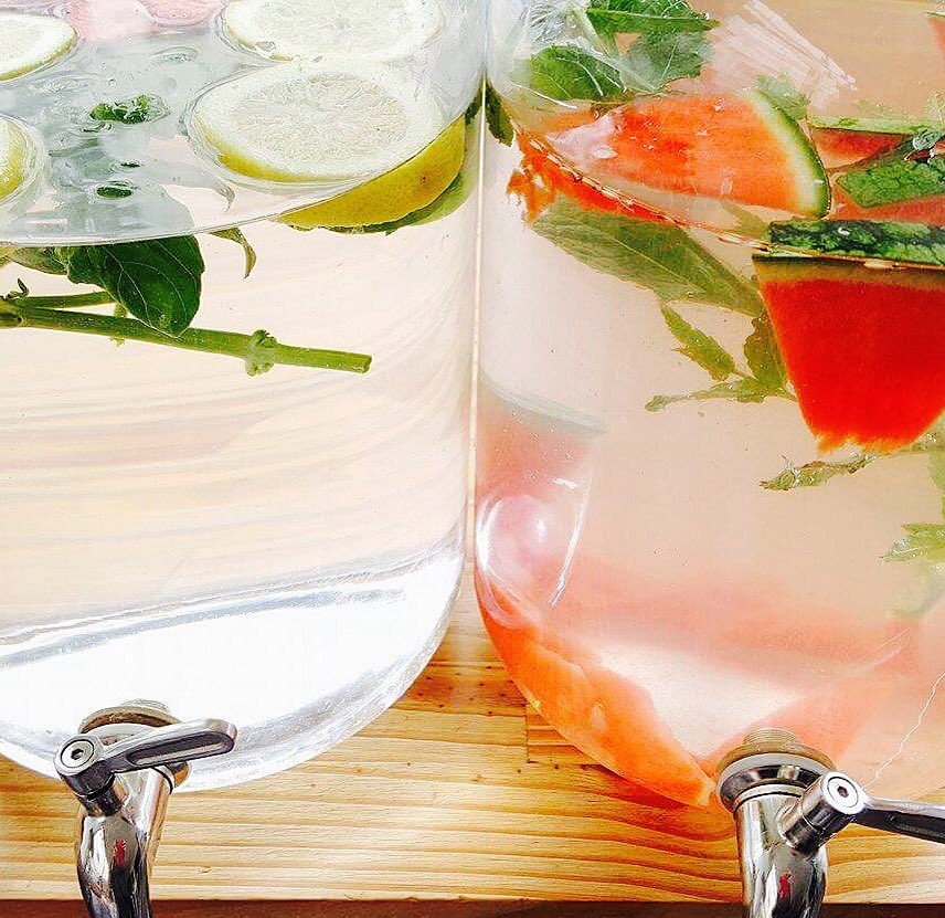 Nos eaux parfumées du jour : citron, basilic, fraise et pastèque menthe ! 
#healthy #green #veggie #watermelon #lemon
