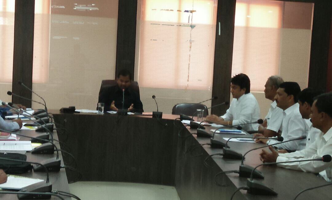 MeDeshmukh's tweet photo. Had a very positive meeting with Latur Collector Shri G Srikant regarding farmers pending crop insurance from last year #FarmersFirst https://t.co/Hm69AT46Mw