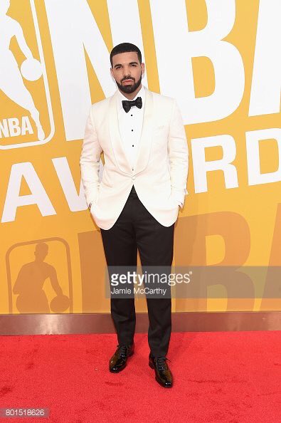 6godfr's tweet photo. .@Drake cette nuit aux #NBAAwards. https://t.co/tWlxpsM8p6