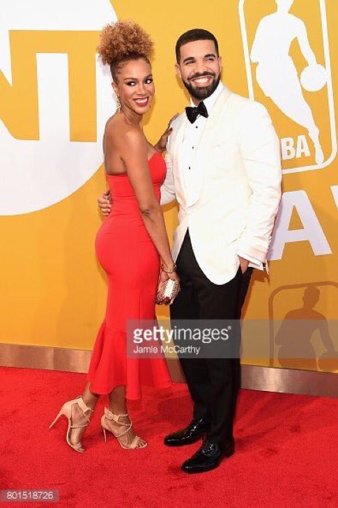 6godfr's tweet photo. .@Drake cette nuit aux #NBAAwards. https://t.co/tWlxpsM8p6