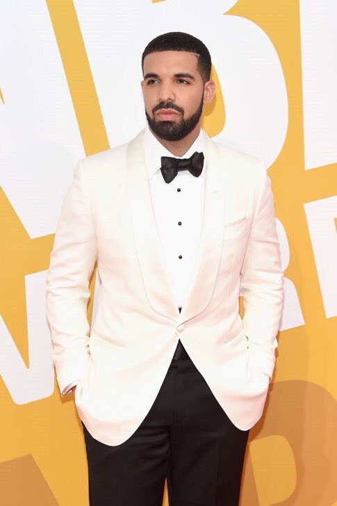 6godfr's tweet photo. .@Drake cette nuit aux #NBAAwards. https://t.co/tWlxpsM8p6