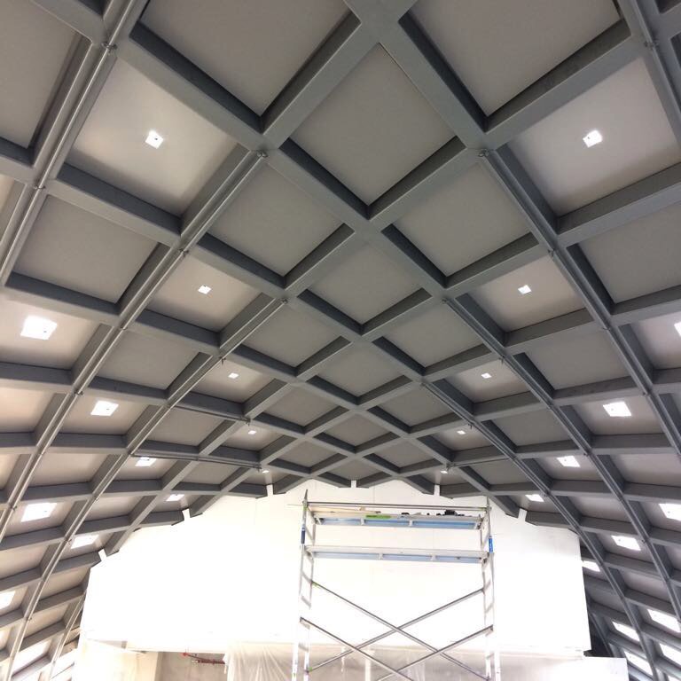 Rooftop van Hudson's Bay in Amsterdam met 73 zwevende Allceiling® akoestische plafondelementen in de standaard productiekleur hardcoal grey