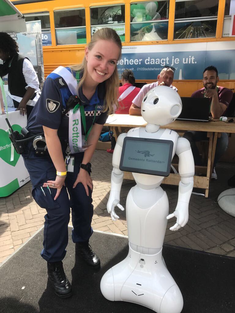 HandhavingC_010's tweet photo. Op de foto met #Peppert. #Peppert beantwoord je vragen en danst! Het is gezellig druk bij het #InnovatieFestival. ^CM https://t.co/dYSTe2ghKi