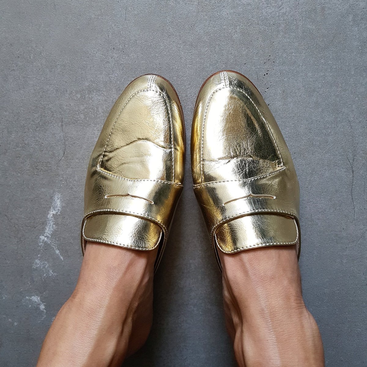 PSIHII's tweet photo. Leather slipper craze is going nowhere. Now, it's cool to look like your nonno Pino. #CouplesStyle #WinnersFabFind #Winners #MidasTouch https://t.co/5R4H92m7iH