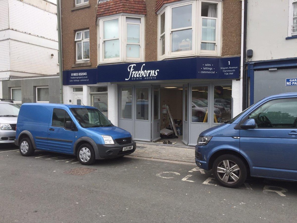 Kremer Signs have recently installed a new aluminium sign tray, fret cut LED illumination with mitered joints to wrap fascia around curves