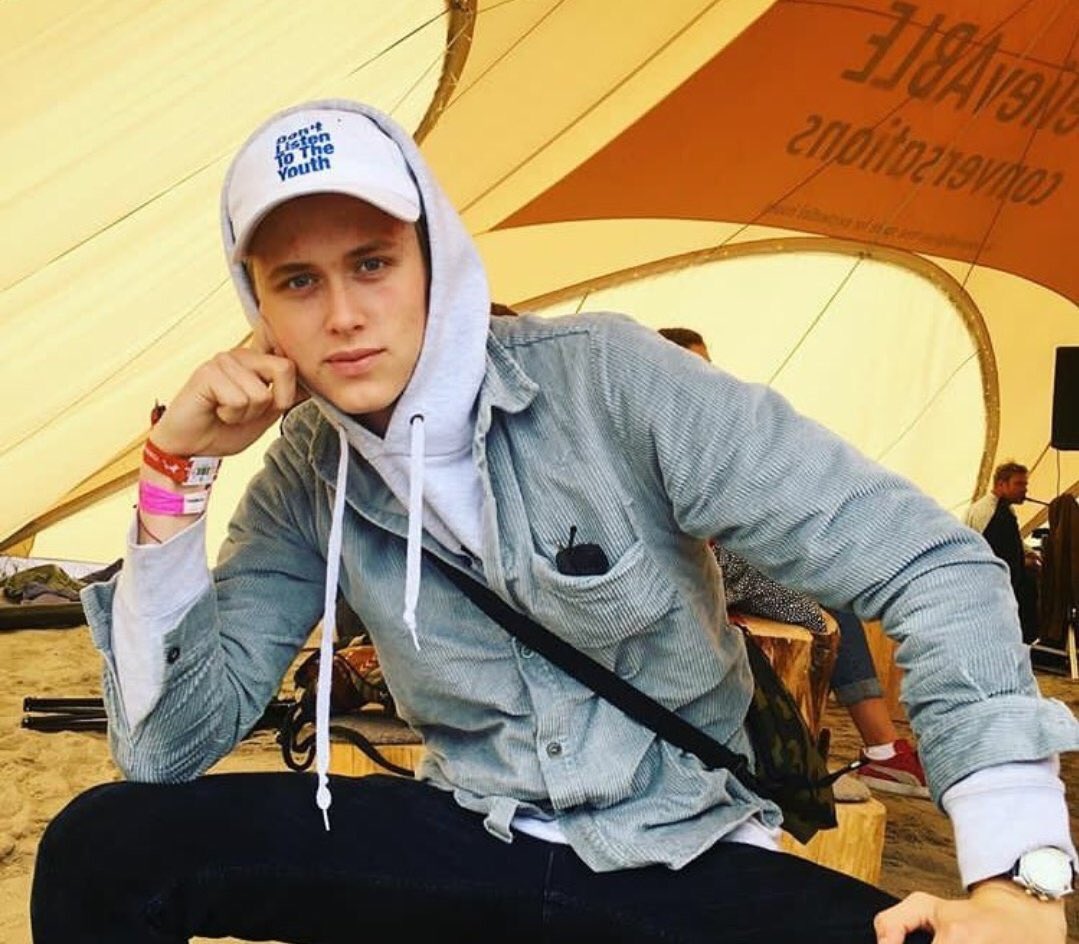 carolpatronus's tweet photo. WHY DOES HE ALWAYS SPREAD HIS LEGS SO WIDE WHO TAUGHT HIM THIS POSE https://t.co/RUlrI4zntf