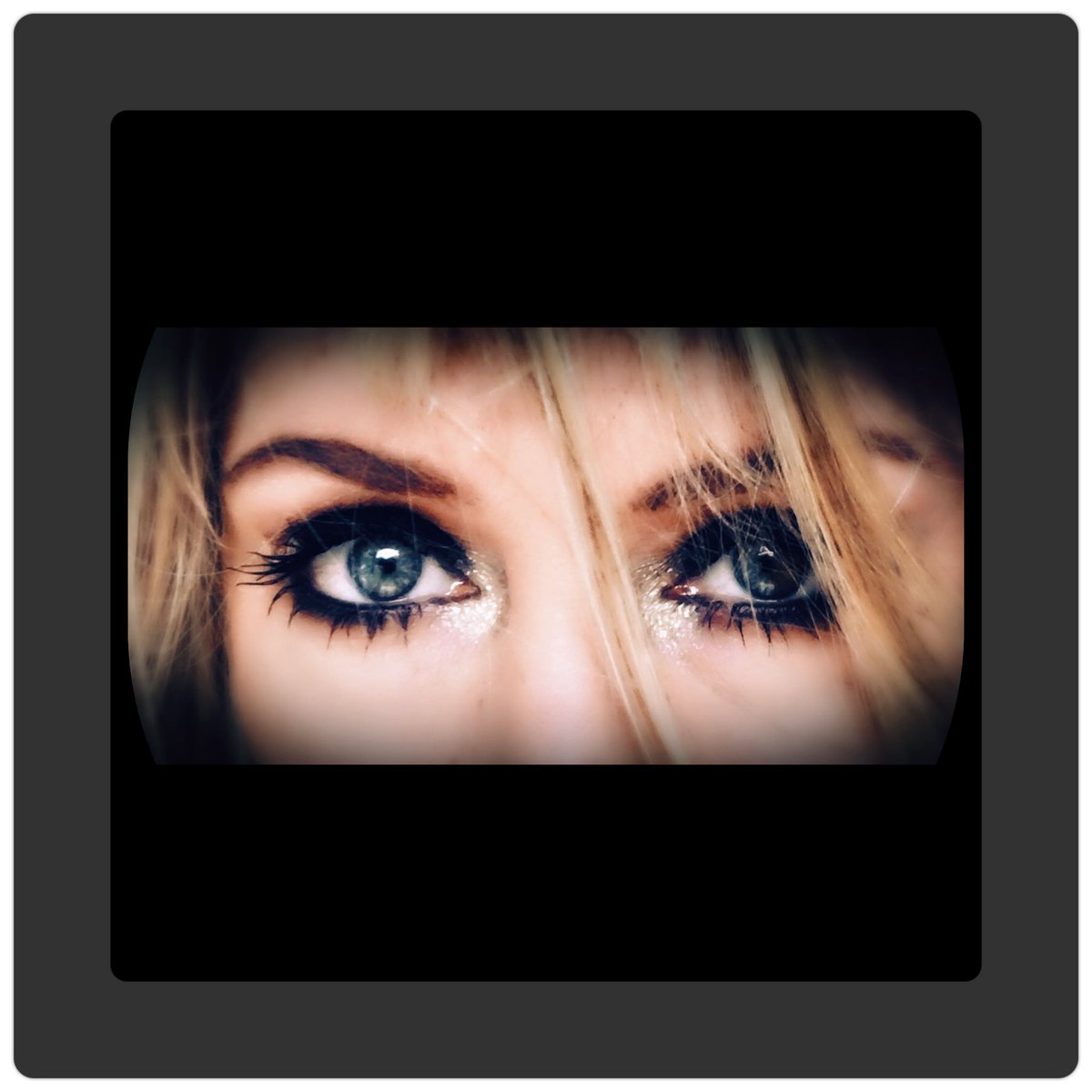 emmarlocke's tweet photo. Go dark for the nigtht.. #makeuplocker #makeupartist #macpro #blackandgold https://t.co/22TYfR0Miq