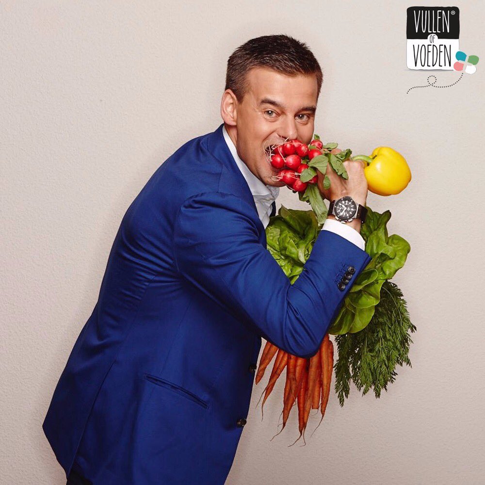 Hieperdepiep! Onze <a href="/wilfredgenee/">Wilfred Genee</a> is vandaag 50 jaar geworden🎂. Dat wordt dus de hele avond "groentekaraoken" 😉! <a href="/HurmX/">Herma van Keulen ❌❌❌</a>