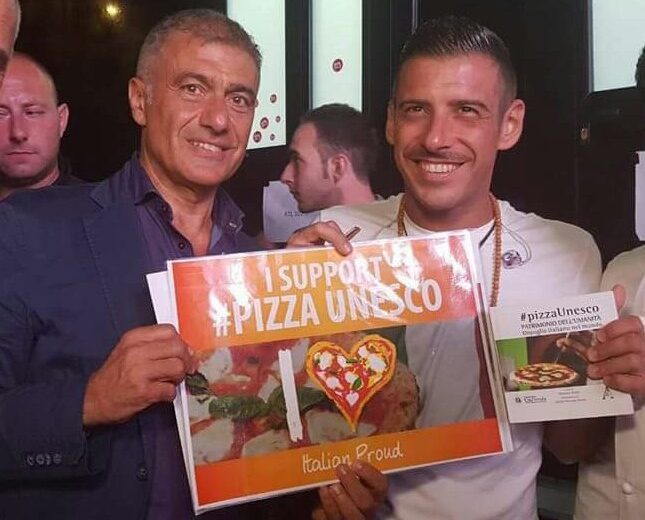 #pizzaUnesco, anche <a href="/frankgabbani/">Francesco Gabbani</a>  firma per la pizza patrimonio dell’umanità madeitalia.eu/pizzaunesco-ga… #MadeInItaly #pizza #27giugno #Napoli