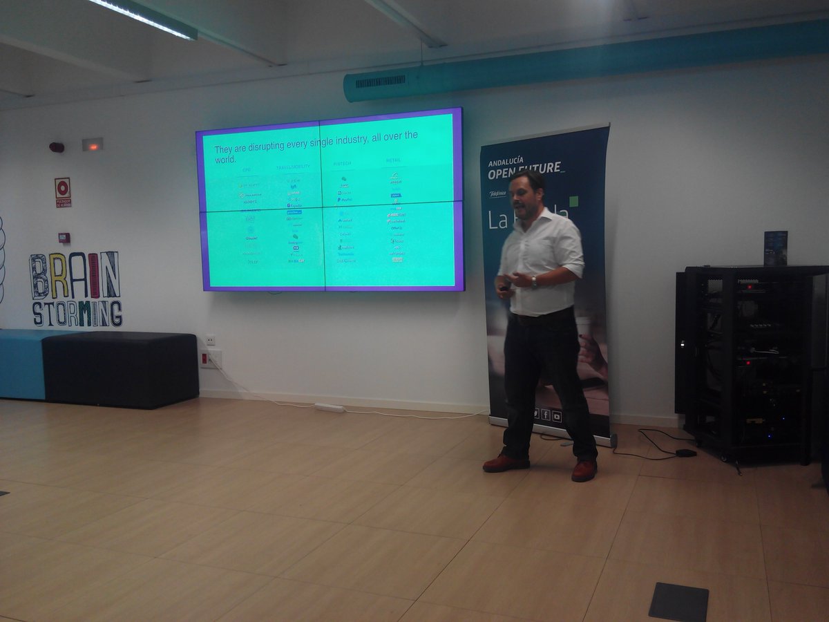 Aedifico_es's tweet image. Interesante charla en #LaFarola sobre la escalabilidad en #Facebook de las #startups a cargo de @bricechalopet #SomosAOF 👏👏👏👏👏