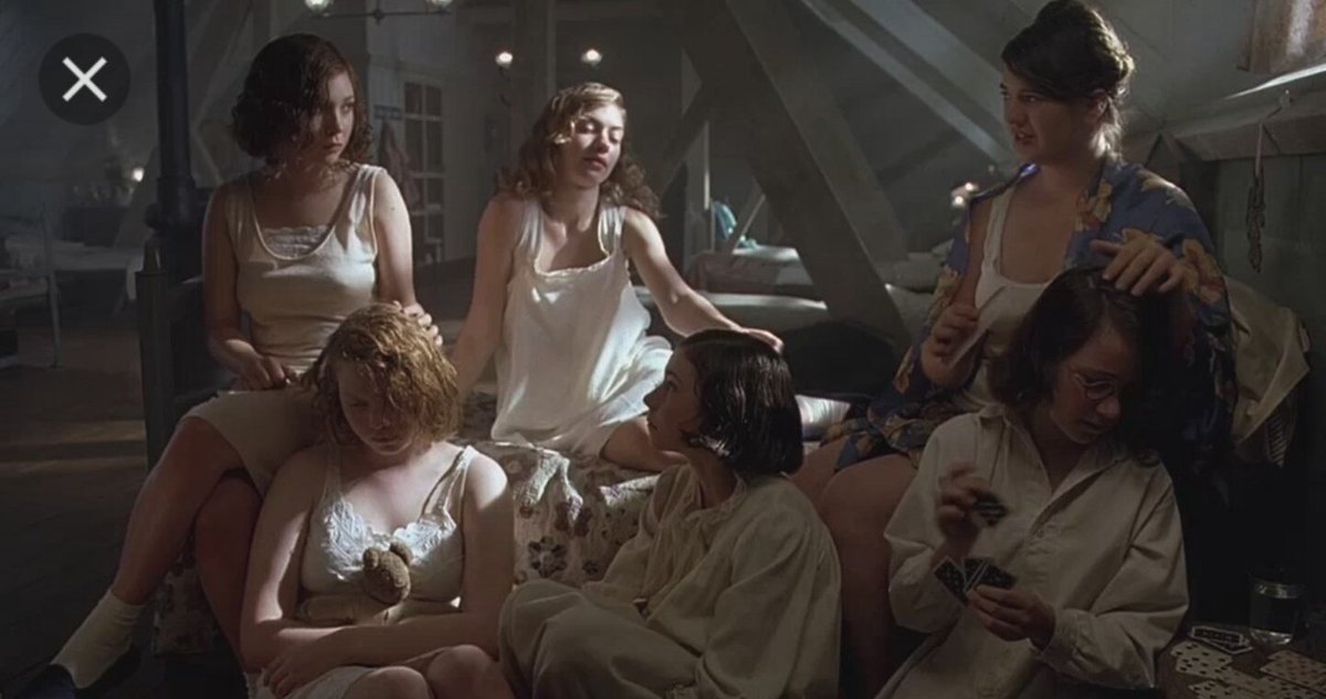 Rt한 것과 비슷한 느낌으로 내가 좋아하는 영화는 크랙(Cracks). 에바그린 때문에 본 거지만 기대 이상이었다. 패션도 소품도 보는재미가 있었던...