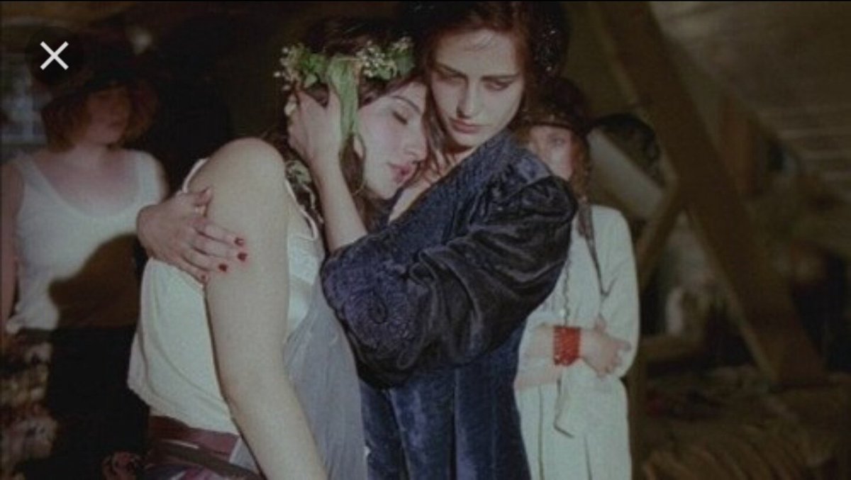 Rt한 것과 비슷한 느낌으로 내가 좋아하는 영화는 크랙(Cracks). 에바그린 때문에 본 거지만 기대 이상이었다. 패션도 소품도 보는재미가 있었던...