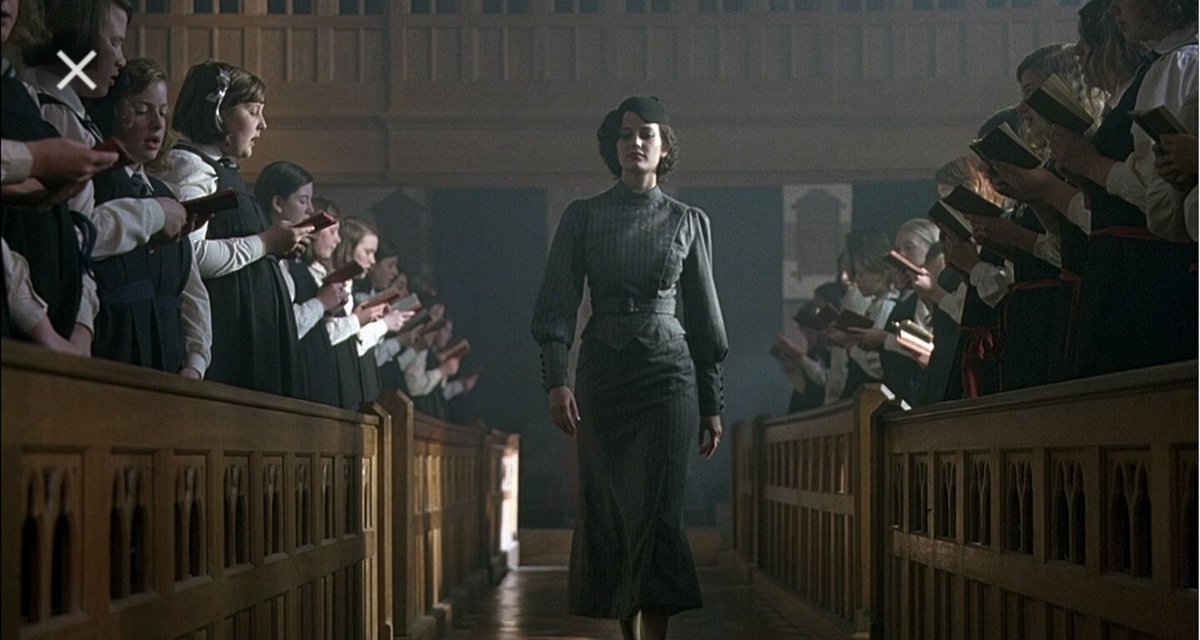 Rt한 것과 비슷한 느낌으로 내가 좋아하는 영화는 크랙(Cracks). 에바그린 때문에 본 거지만 기대 이상이었다. 패션도 소품도 보는재미가 있었던...