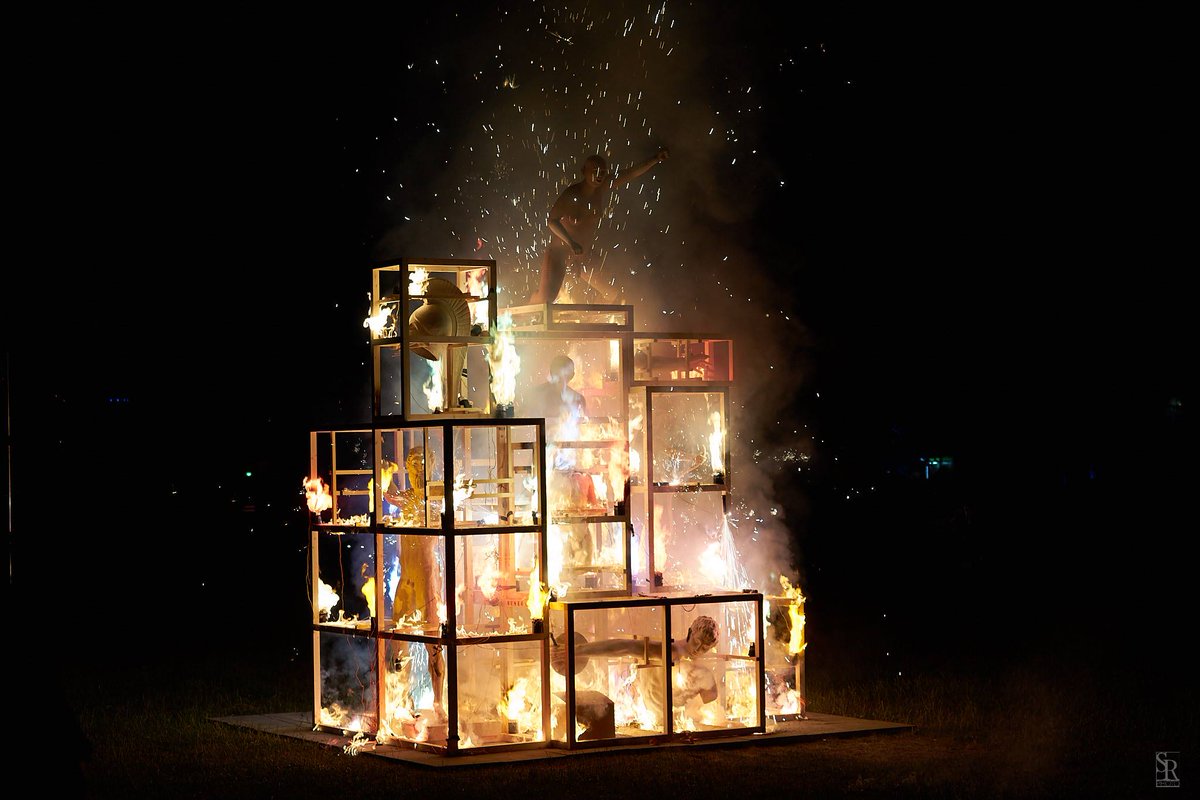 ConsorcioMuseos's tweet photo. L'artista @tttp Daniel García Andújar trasllada les falles a la @documenta__14 #Kassel imatges de la cremà, divendres passat, extraordinari https://t.co/vPdUBDcmDV