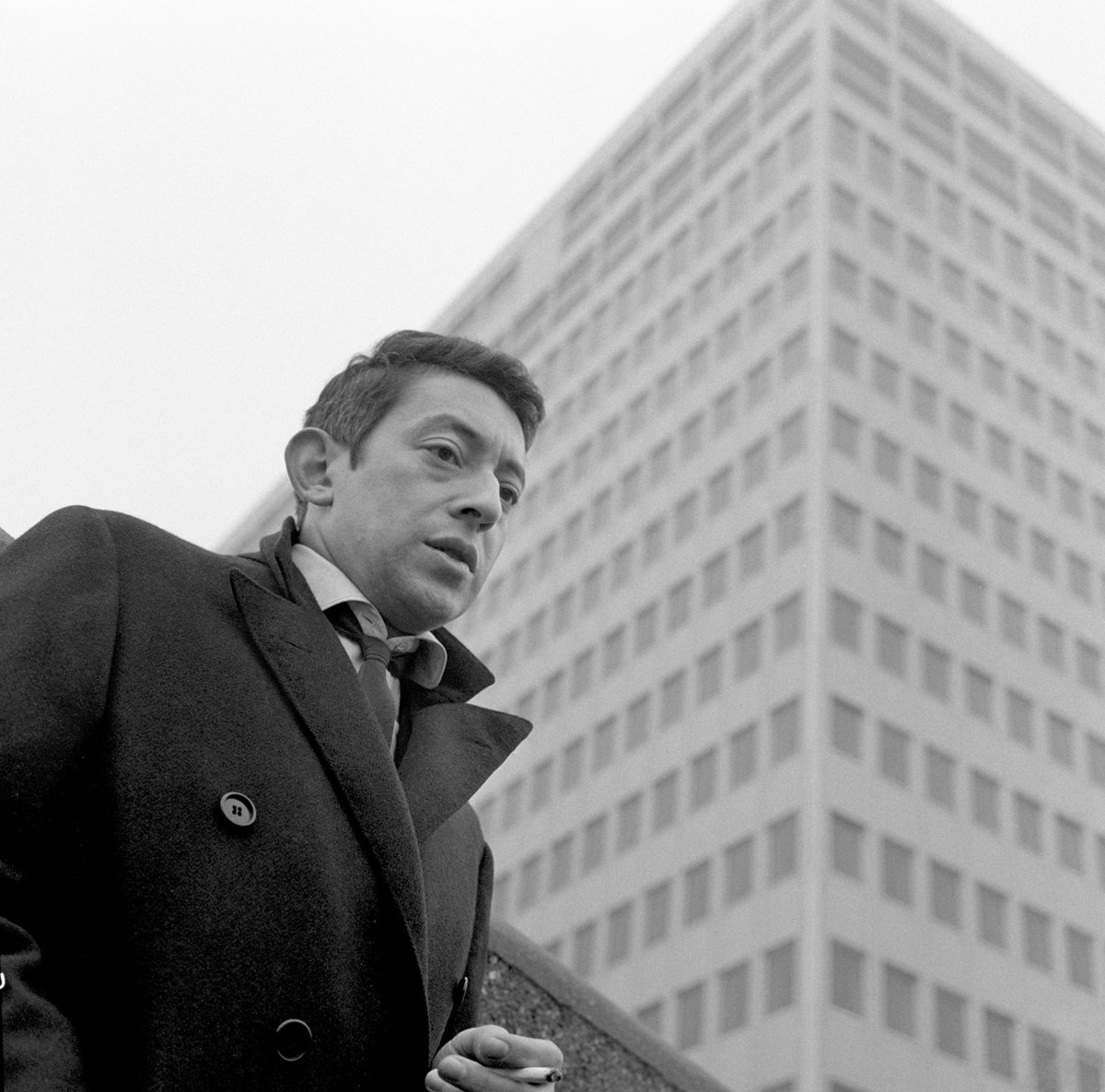 GainsbourgOff's tweet photo. #SergeGainsbourg en 1964.
Photo prise par #StanWiezniak
#Photographie #Musique #Gainsbourg https://t.co/wV02gdWetN