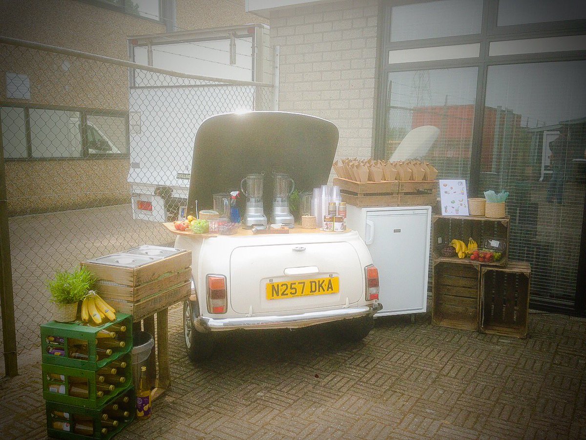 MultiMini's tweet photo. Puntzakjes vers fruit en ijskoude smoothies vanuit de mini-bar voor Horka. Perfect met dit zomerse weer! #☀️#smoothiebar #eventcatering https://t.co/HAe3v5Dfwu