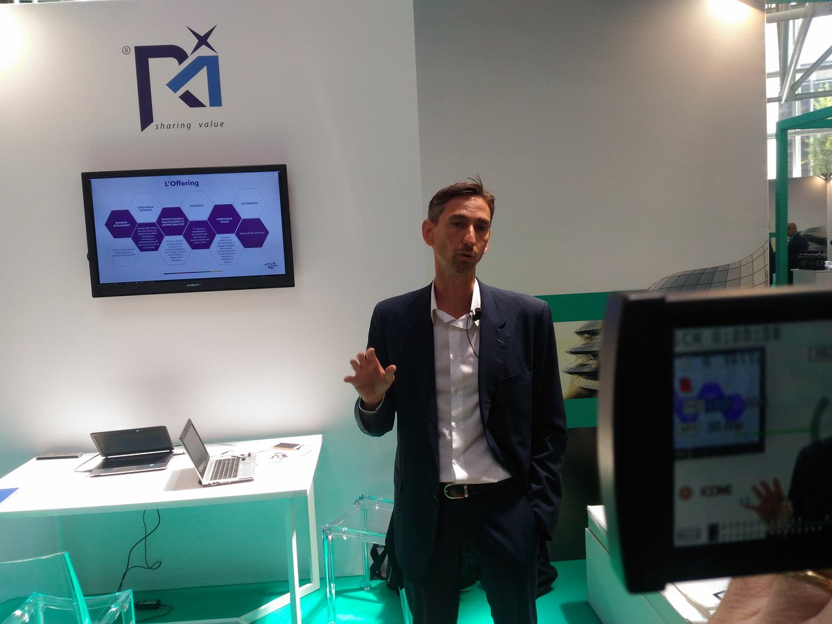 channelcity's tweet photo. Giulio Morandini di R1 all'#HPEItalianSummit descrive la partnership con HPE e la visione sul futuro della #DigitalTransformation https://t.co/kEumDfN7Um