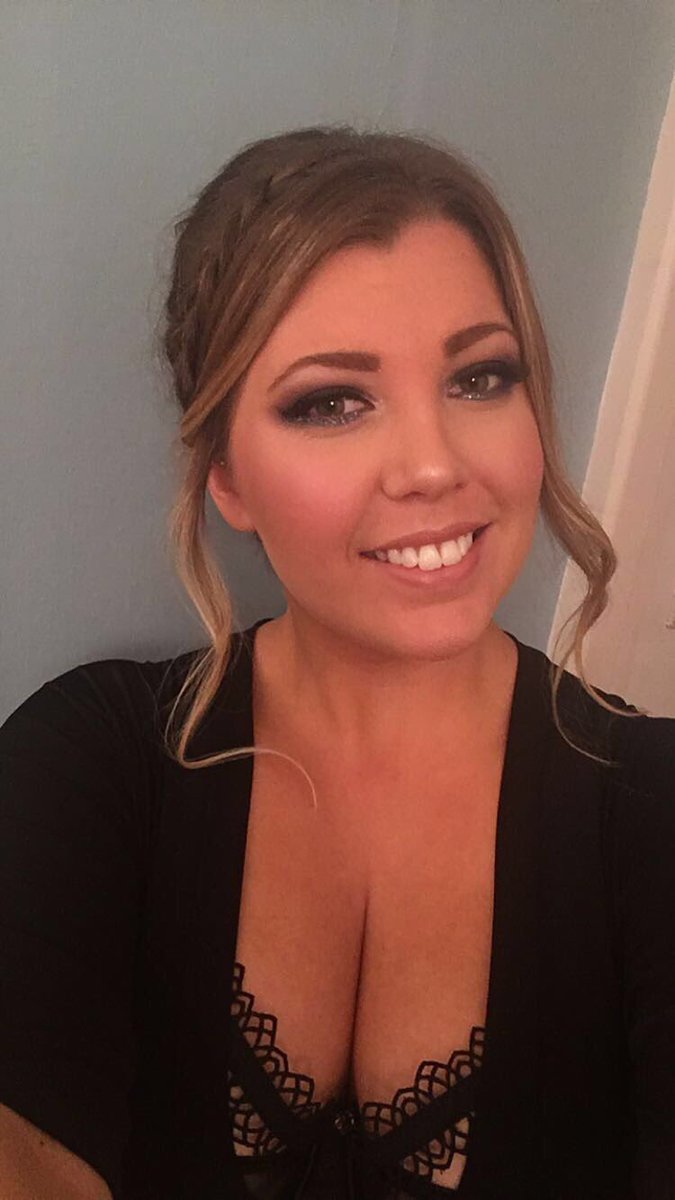 CurvyCrabb's tweet photo. Absolutely love @dearscantilly's Vamp... totally makes an outfit 👌🏼 https://t.co/8uif5br4Pe