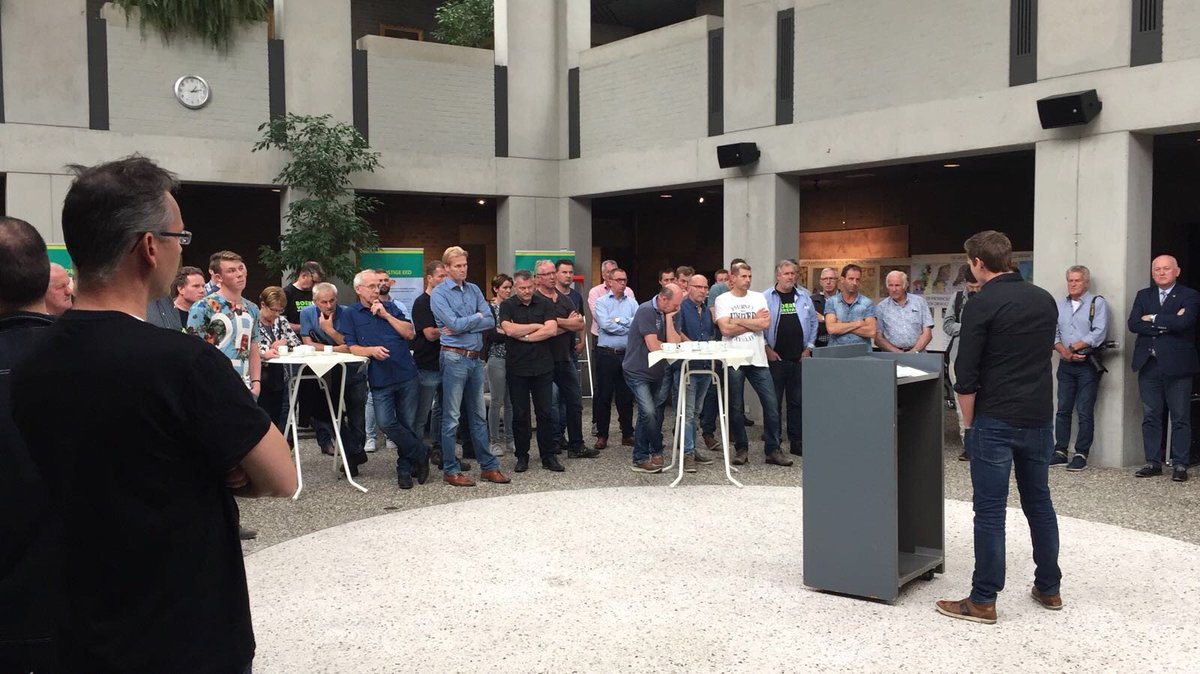 VoergroepZuid's tweet photo. Grote opkomst in #Deurne. Alle sleutels worden ingeleverd om de zorgen rondom het plan te bekrachtigen. #boerenhorenbijbrabant https://t.co/mhZ7Ef8lpl