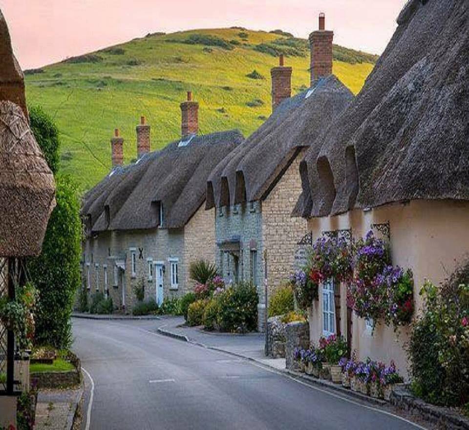 LifeWithJohn's tweet photo. Beautiful Village in Cotswolds, England ~ #photography #travel https://t.co/Eqy9H7oEKW