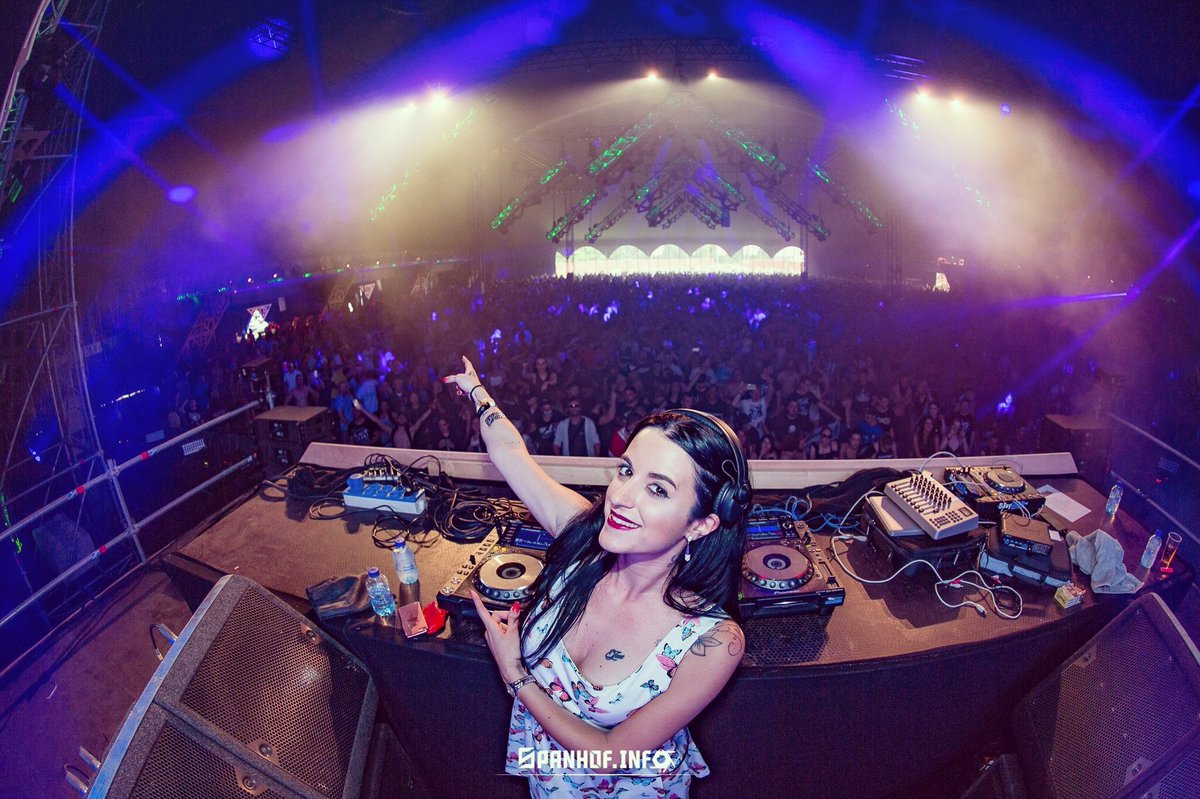 Djladydammage's tweet photo. This weekend i play in @IbizaGoesHard on Friday 00.00-01.00 and @Selvatek on sunday 11.00-12.00! 😊 https://t.co/micOHgTO4L