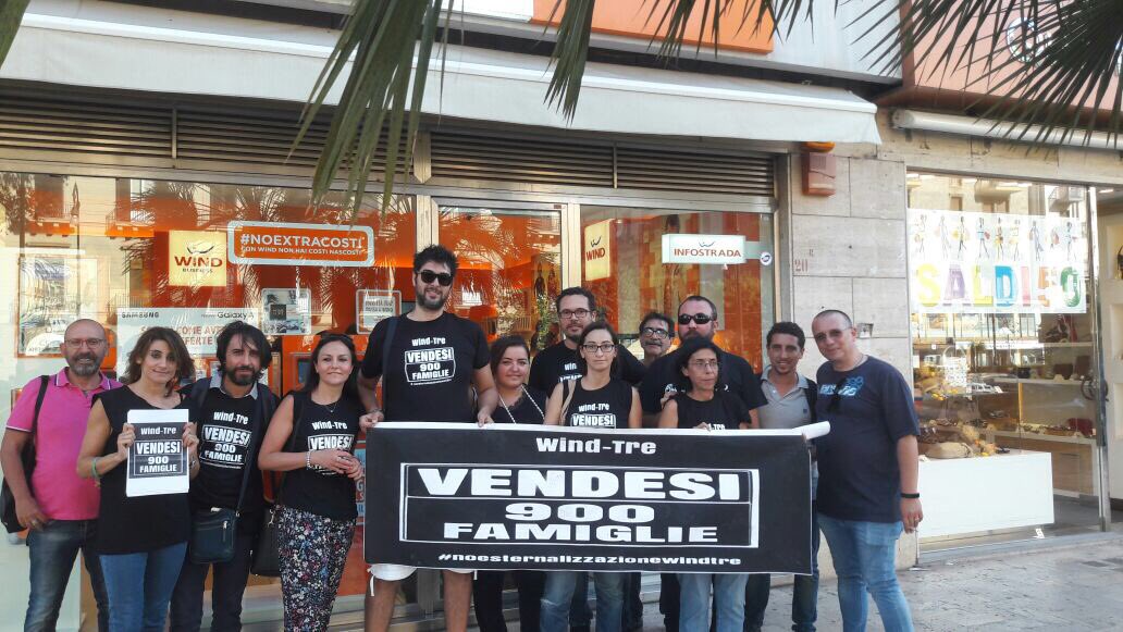 77Negrita77's tweet image. 27 giugno 2017: sit in negozio Wind  
#Noesternalizzazionewindtre 
@900TRE
