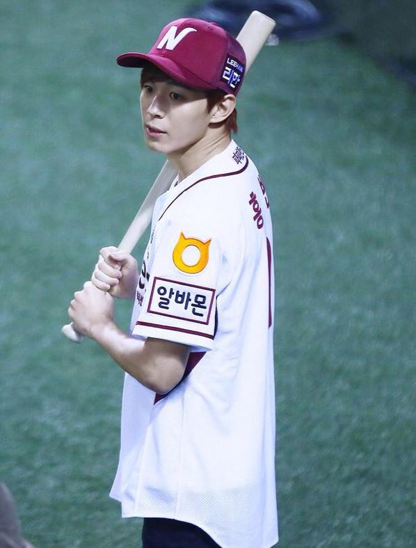 Look how beautiful <a href="/OpulentFey/">착한 소년</a> looks pretending he knows what he's doing.⚾️