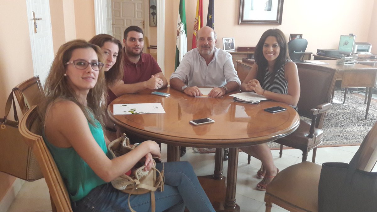 Gil-Toresano y vecinos de Las Vegas de Almenara (Peñaflor) Hemos tratado la ocupación de viviendas y problemas de convivencia de los vecinos