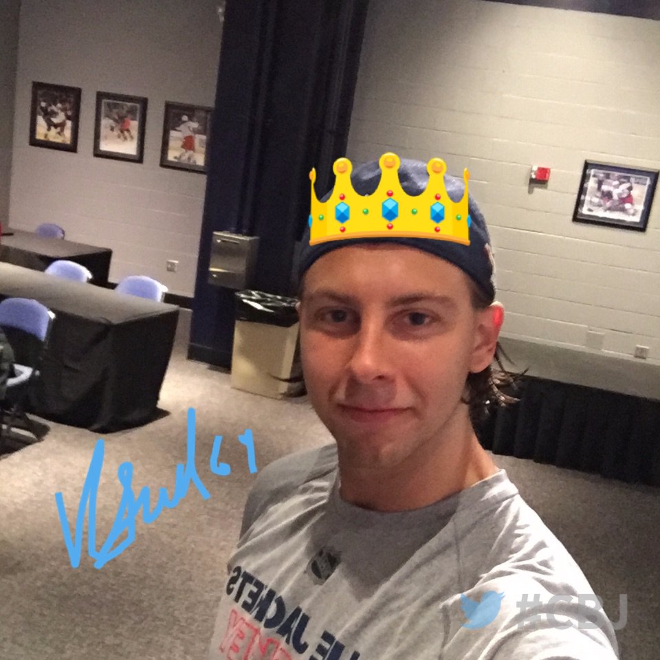 BlueJacketsNHL's tweet photo. Hey @StenlundKevin 👑😂! #CBJ https://t.co/foFuXYpDVK