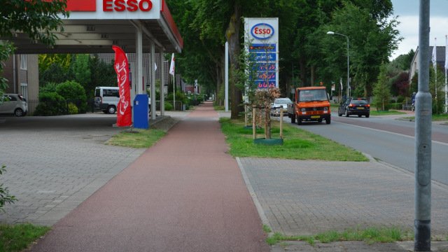 modacitylife's tweet photo. A key design detail the Dutch get right: Cycle tracks w/ clear visual continuity, making it clear who has priority. https://t.co/spkfOh2wmL https://t.co/F30h2hhSXe