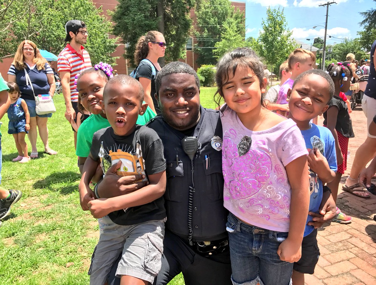 FXBGPolice's tweet photo. #FXBG Officer Porter recruited some new officers for us at Picnic in the Park! #LoveFXBG #OfficerFriendly https://t.co/Hm5idpPdnY