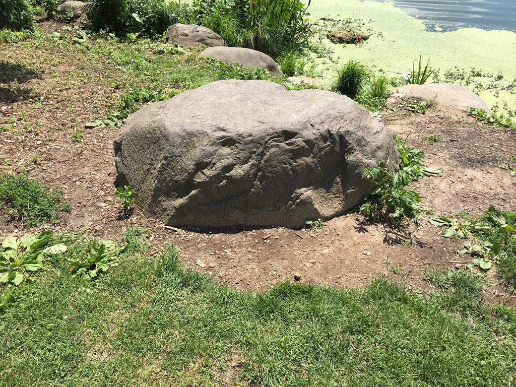 ItsLovelifelive's tweet photo. @imarleneking miss king 👀 look I found my own kissing rock so I will always have a part of pll it's just missing 1 the lol AD+EF ❤️❤️️ https://t.co/yNVfThHoHR