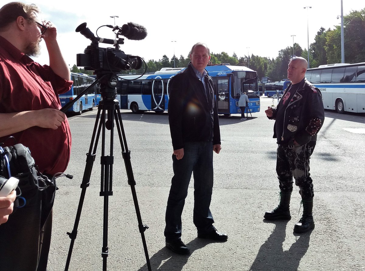 STulevaisuus's tweet photo. Great day of filming w #HowyJacobs #Sähköinenliikenne TY Sami Ruotsalainen @LinkkerOy and Reijo Mäkinen @HSL_HRT #sähköbussi #electricbus https://t.co/UoXq0QdJxJ