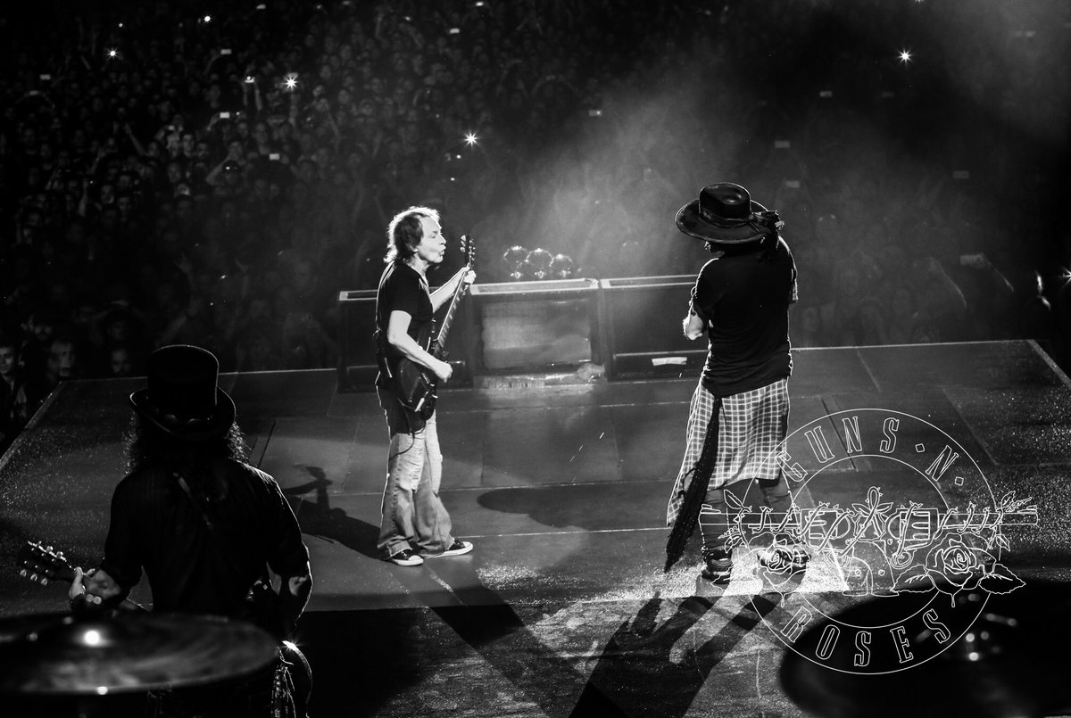 gunsnroses's tweet photo. More from the UK and Europe...
#GnFnR #NotInThisLifetime Tour 2017 https://t.co/4roq5f2v9i