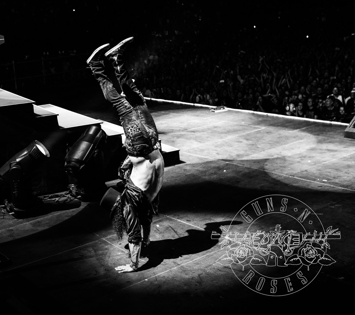 gunsnroses's tweet photo. More from the UK and Europe...
#GnFnR #NotInThisLifetime Tour 2017 https://t.co/4roq5f2v9i