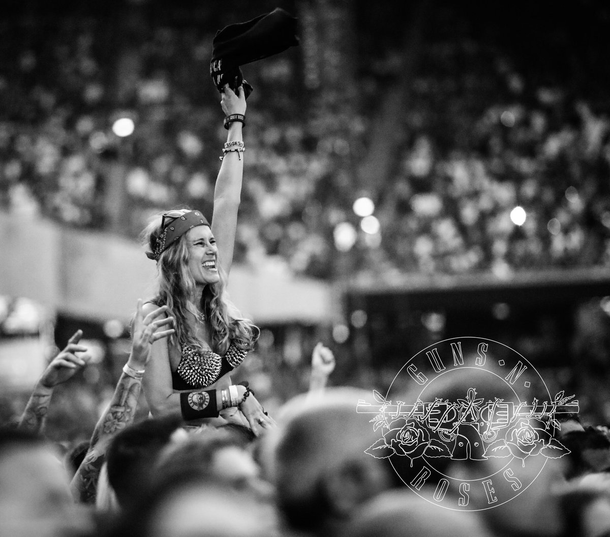 gunsnroses's tweet photo. More from the UK and Europe...
#GnFnR #NotInThisLifetime Tour 2017 https://t.co/4roq5f2v9i