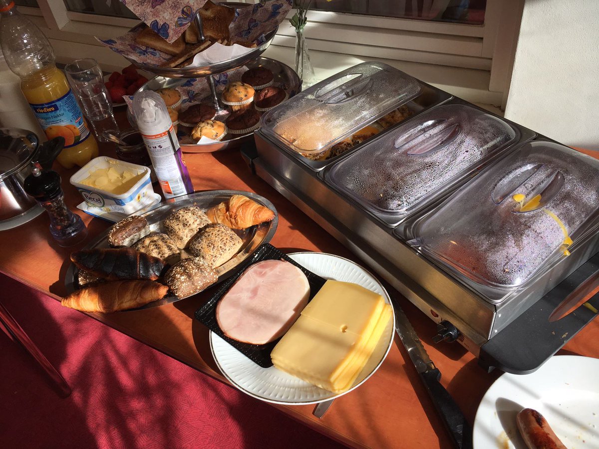Uiteraard deed ons lerenteam vanmorgen mee met de landelijke staking. Heel toepasselijk met een Engels ontbijtje!