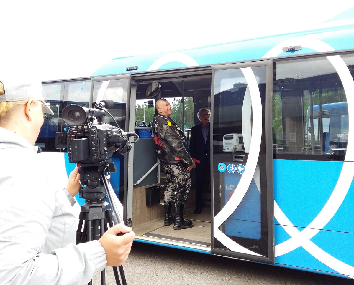 STulevaisuus's tweet photo. Great day of filming w #HowyJacobs #Sähköinenliikenne TY Sami Ruotsalainen @LinkkerOy and Reijo Mäkinen @HSL_HRT #sähköbussi #electricbus https://t.co/UoXq0QdJxJ